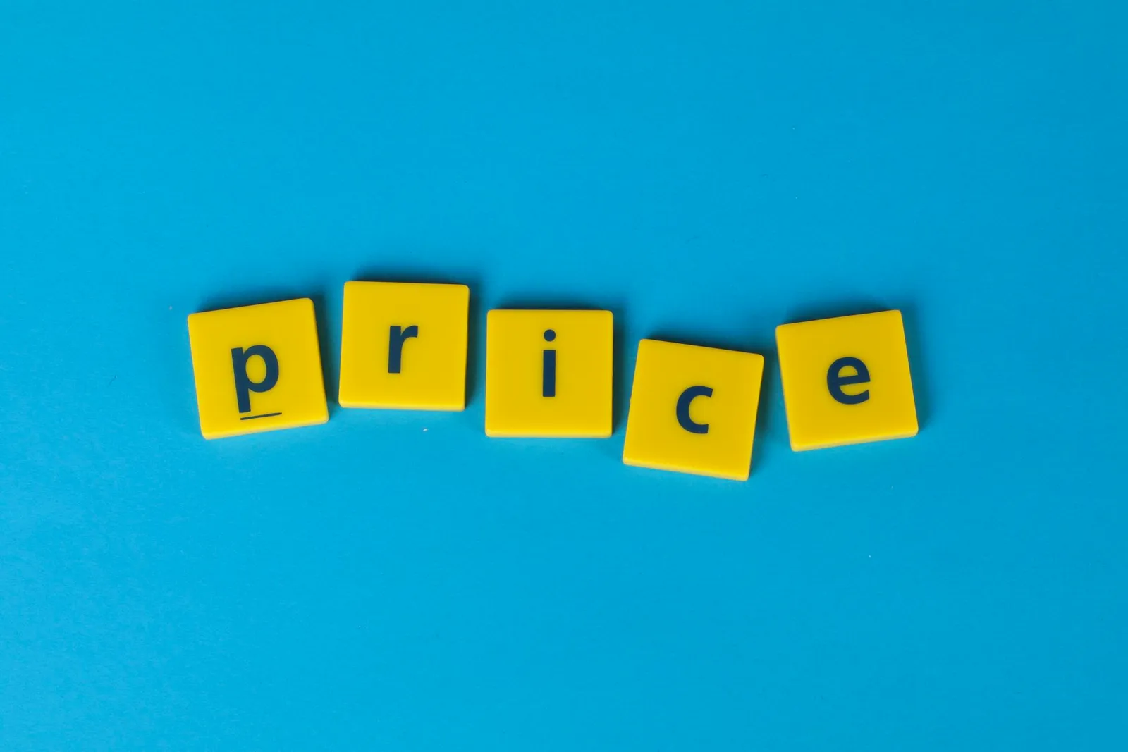 Sárga betűkockákból kirakott price felirat kék háttéren