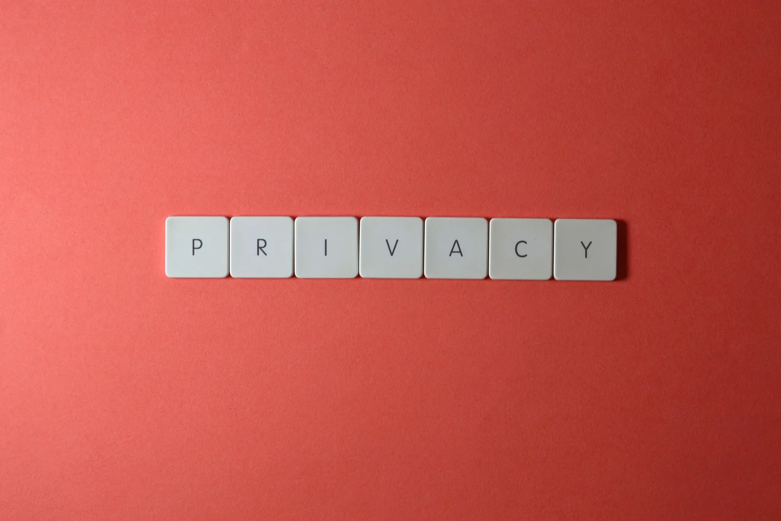 Billentyűzet gombjaiból kirakott PRIVACY felirat piros háttéren